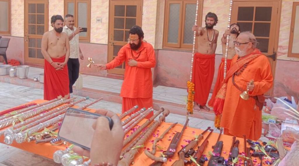 अखाड़े में नागा संन्यासियों ने की शस्त्र पूजा, धर्म रक्षा का संकल्प दोहराया
