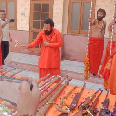 अखाड़े में नागा संन्यासियों ने की शस्त्र पूजा, धर्म रक्षा का संकल्प दोहराया