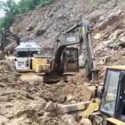 उत्तराखंड में बारिश का कहर: बस फंसी, सड़कें बंद, गांव कटे