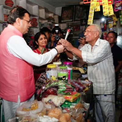 गढ़ी कैंट बाजार में जीएसटी पर संवाद, व्यापारियों से मिले मुख्यमंत्री धामी